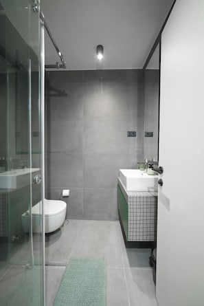 Căn hộ Cao cấp, ban công, quang cảnh thành phố | Phòng tắm | Buồng tắm vòi sen, máy sấy tóc, khăn tắm, xà phòng 
