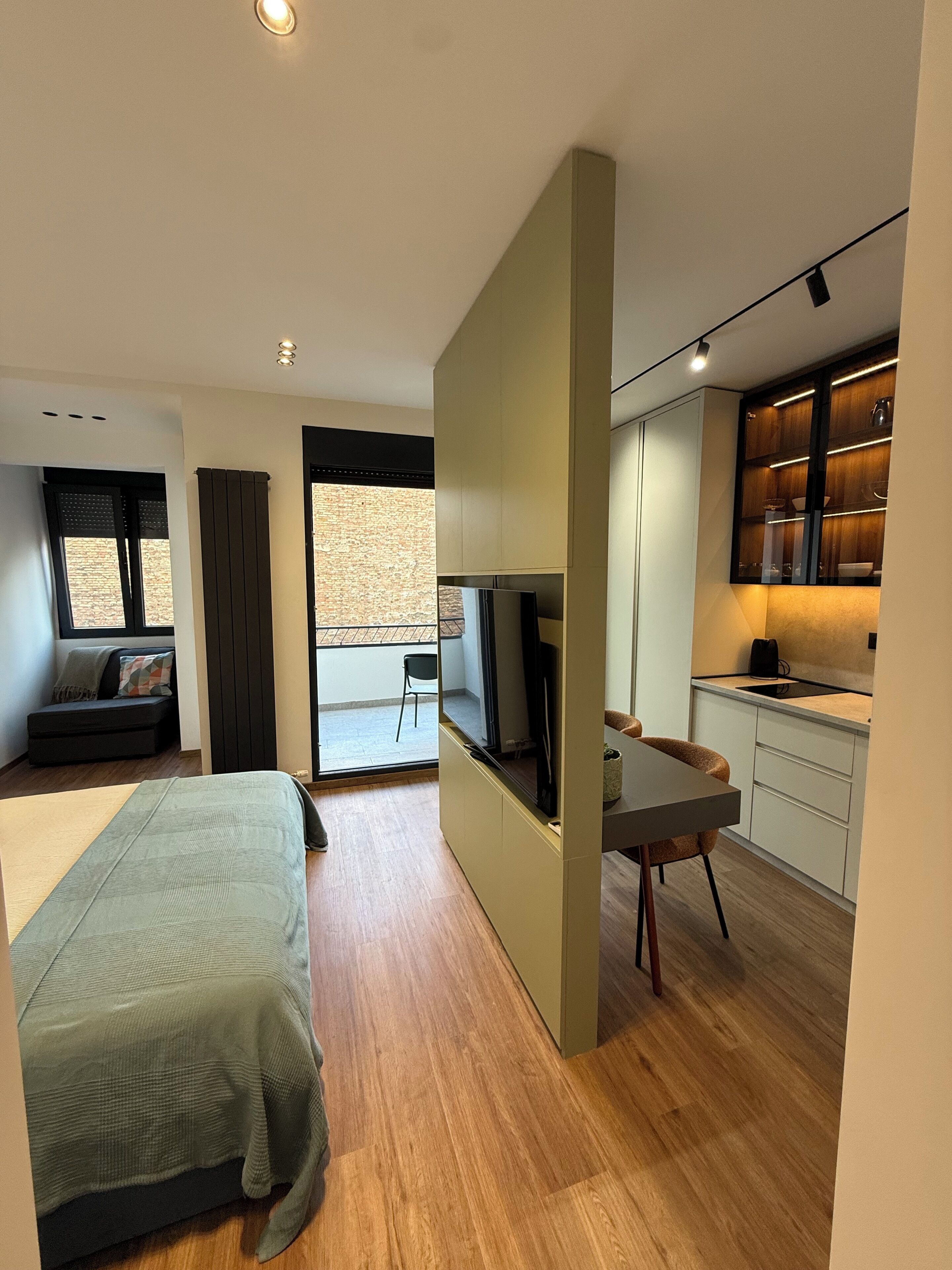 Apartamento luxo, sacada, vista para a cidade | Escrivaninha, espaço de trabalho para notebook, quartos à prova de som