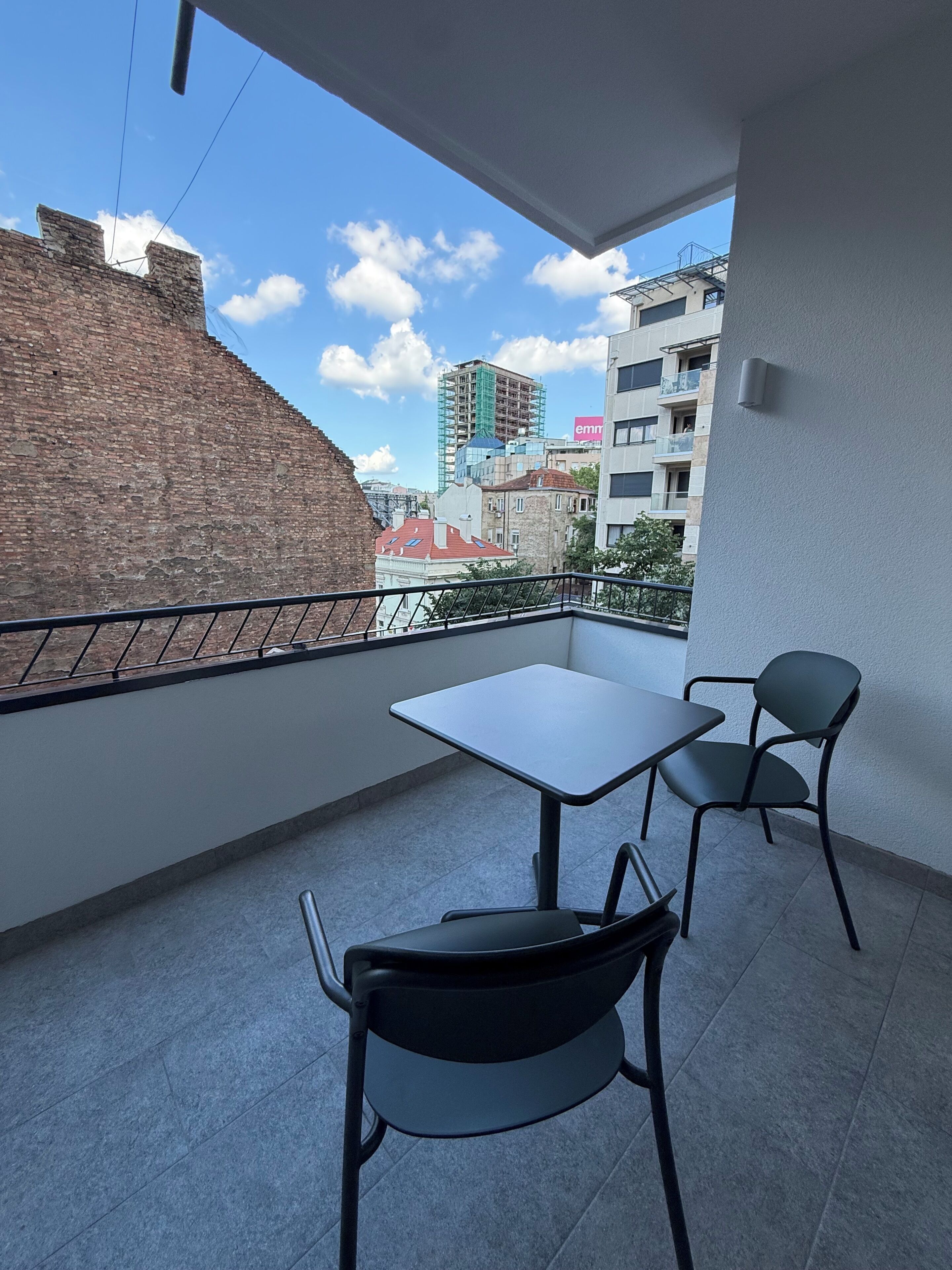 Apartamento luxo, sacada, vista para a cidade | Opções para refeição ao ar livre