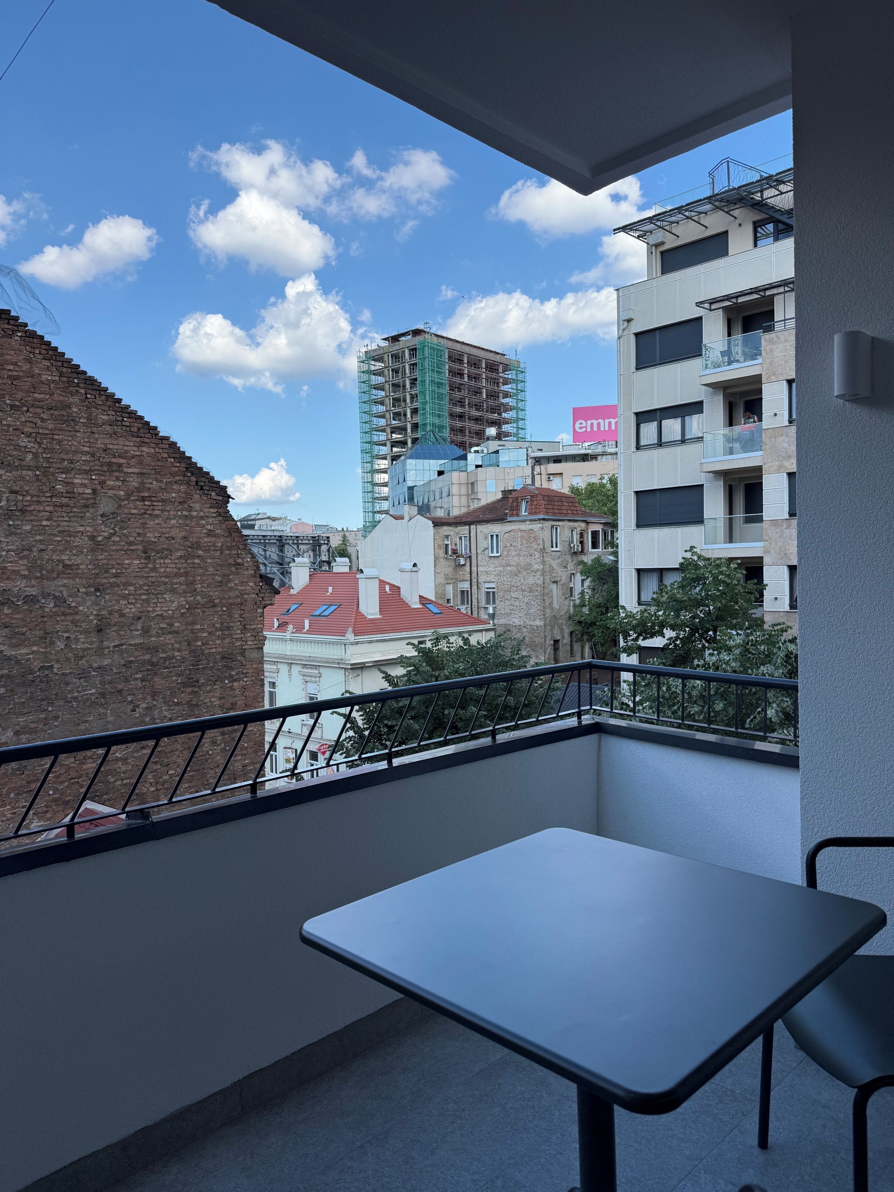 Apartamento luxo, sacada, vista para a cidade | Opções para refeição ao ar livre