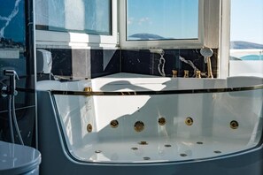 Suite Supérieure, balcon, vue mer | Salle de bain | Chaussons