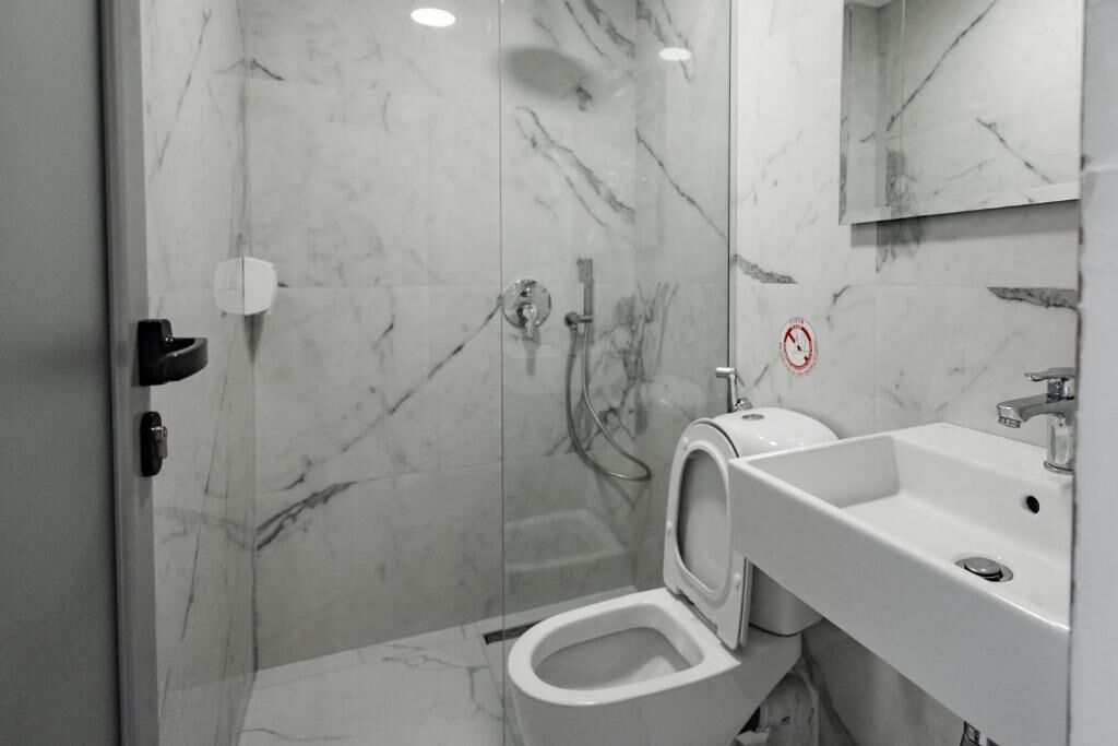 Camera doppia, balcone, vista cortile | Bagno | Pantofole