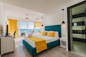 ห้องซูพีเรียสวีท, ระเบียง, ริมทะเล | ห้องเก็บเสียง, เตารีด/โต๊ะรีดผ้า, Wi-Fi ฟรี