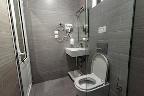 ห้องดับเบิล, ระเบียง, วิวสวนหย่อม | ห้องน้ำ | รองเท้าสวมภายในห้อง