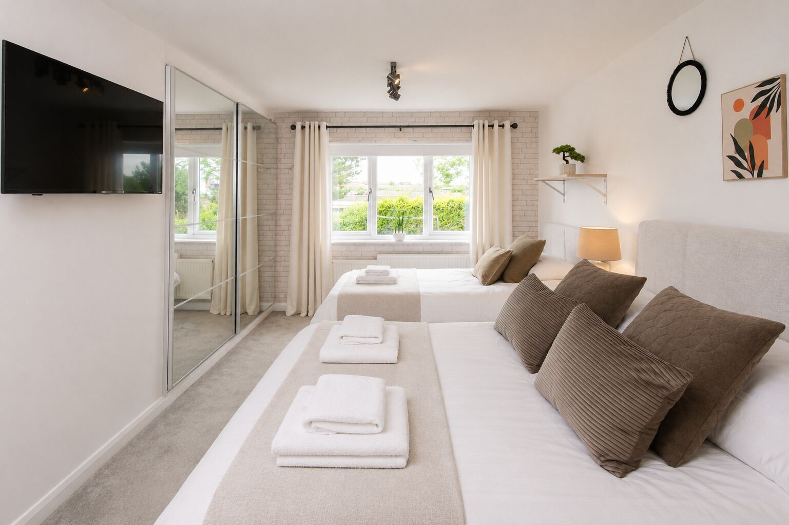 5 bedrooms, iron/ironing board, Internet, bed sheets