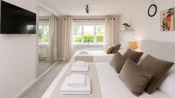 5 bedrooms, iron/ironing board, Internet, bed sheets