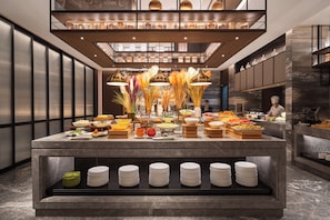 Café da manhã com buffet grátis todos os dias