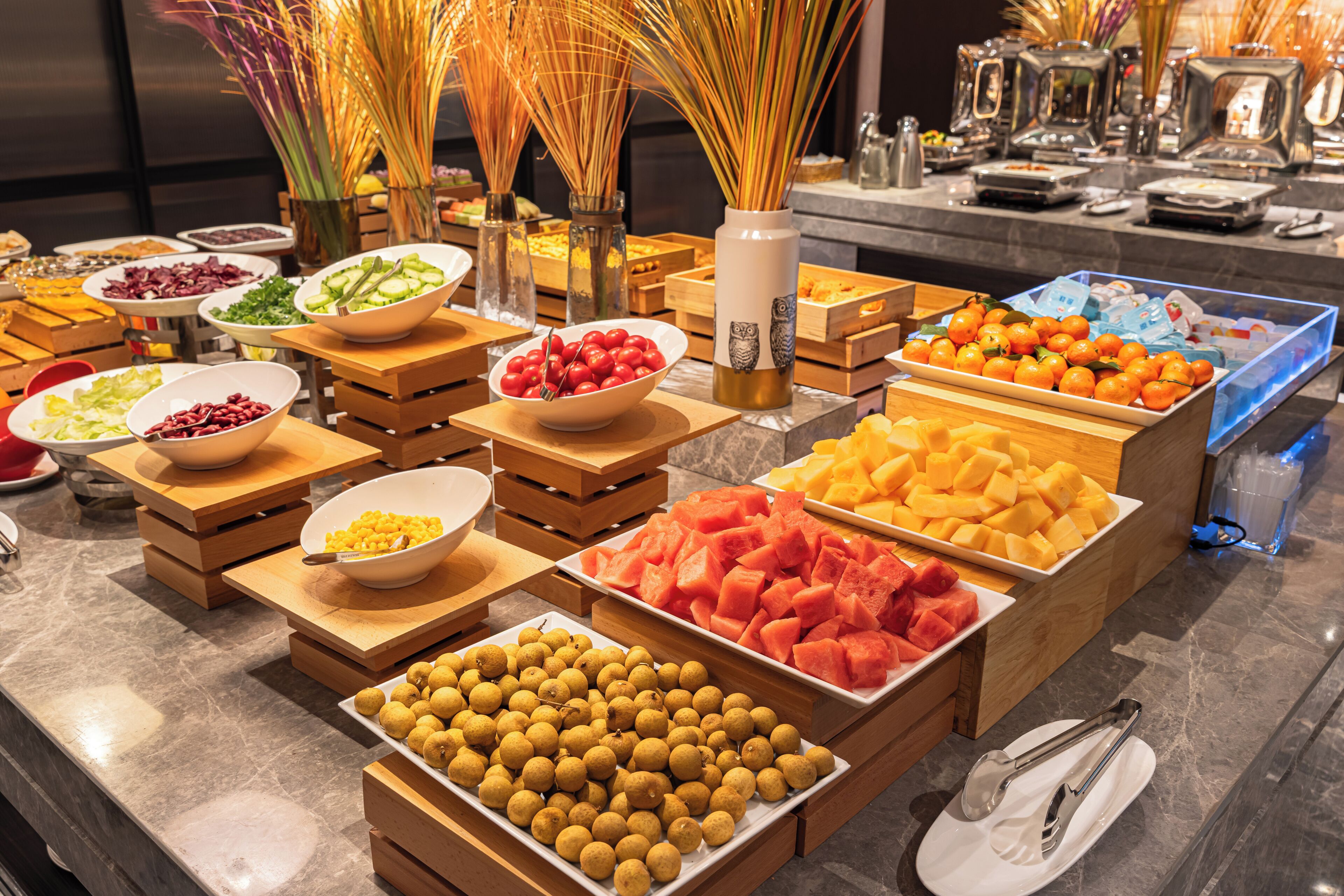Un buffet proposant une variété de plats et d’ustensiles.