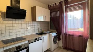 Geladeira, micro-ondas, fogão, cooktop
