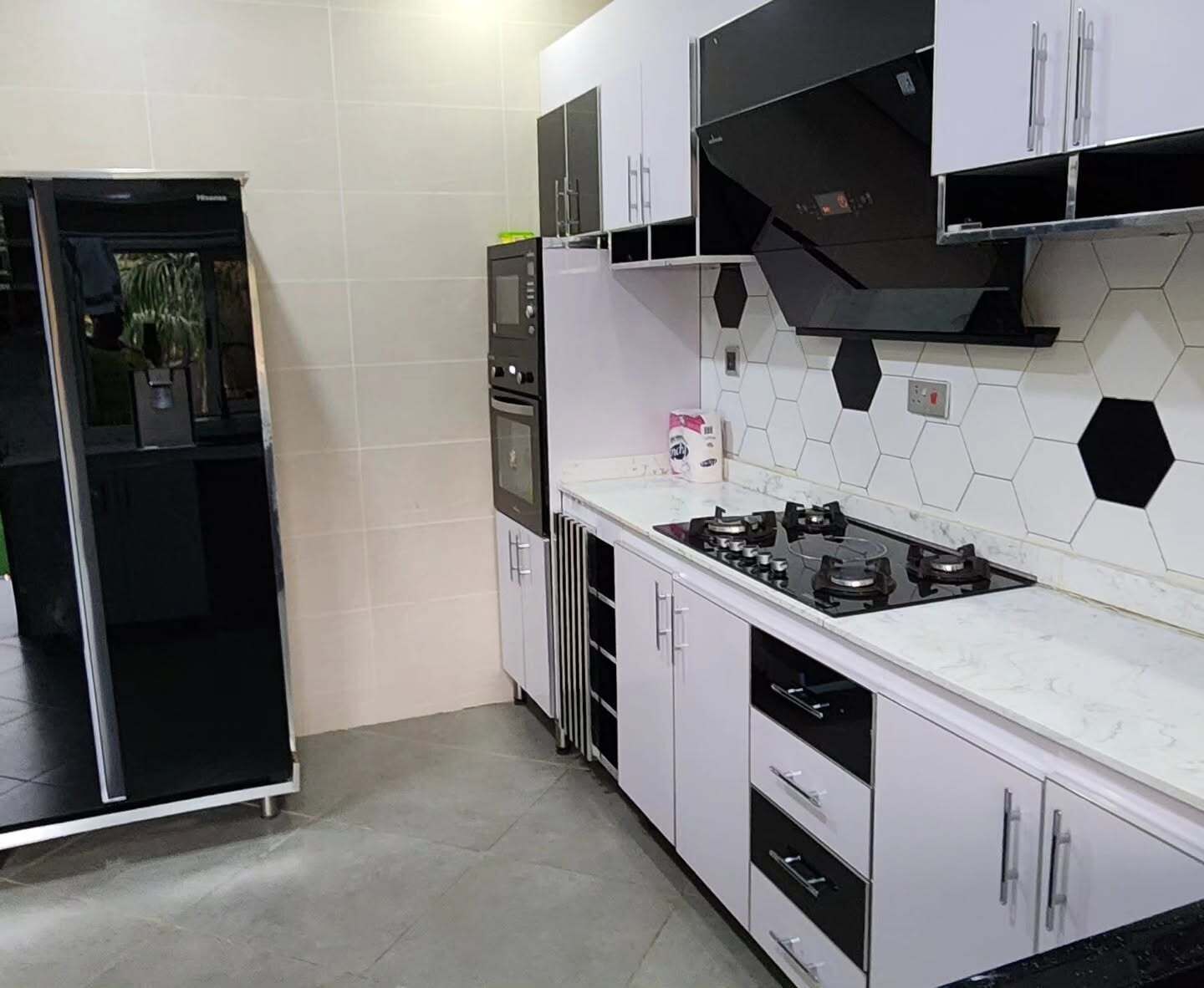 Departamento económico, balcón, vista a la ciudad | Cocina privada | Refrigerador, microondas, horno y parrilla de estufa 