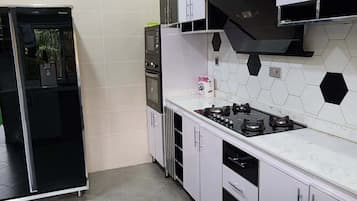 Departamento económico, balcón, vista a la ciudad | Cocina privada | Refrigerador, microondas, horno y parrilla de estufa