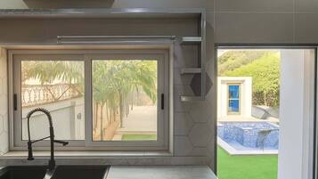 Departamento económico, balcón, vista a la ciudad | Cocina privada | Refrigerador, microondas, horno y parrilla de estufa