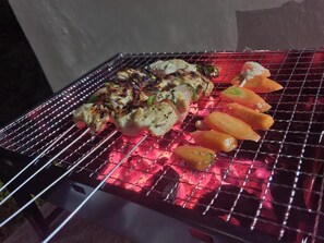 A grill with skewered meat and vegetables. - Chez Rasoa Andasibe (Andasibe)
