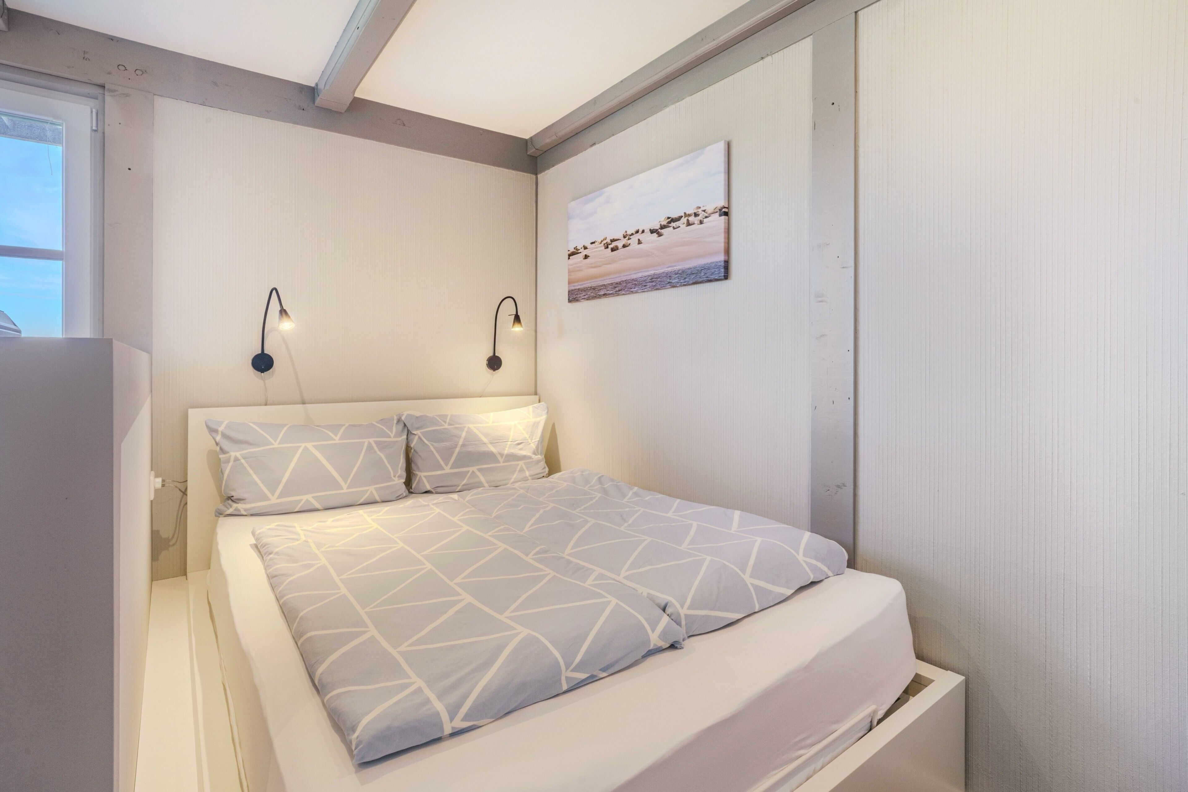 WiFi, bed sheets