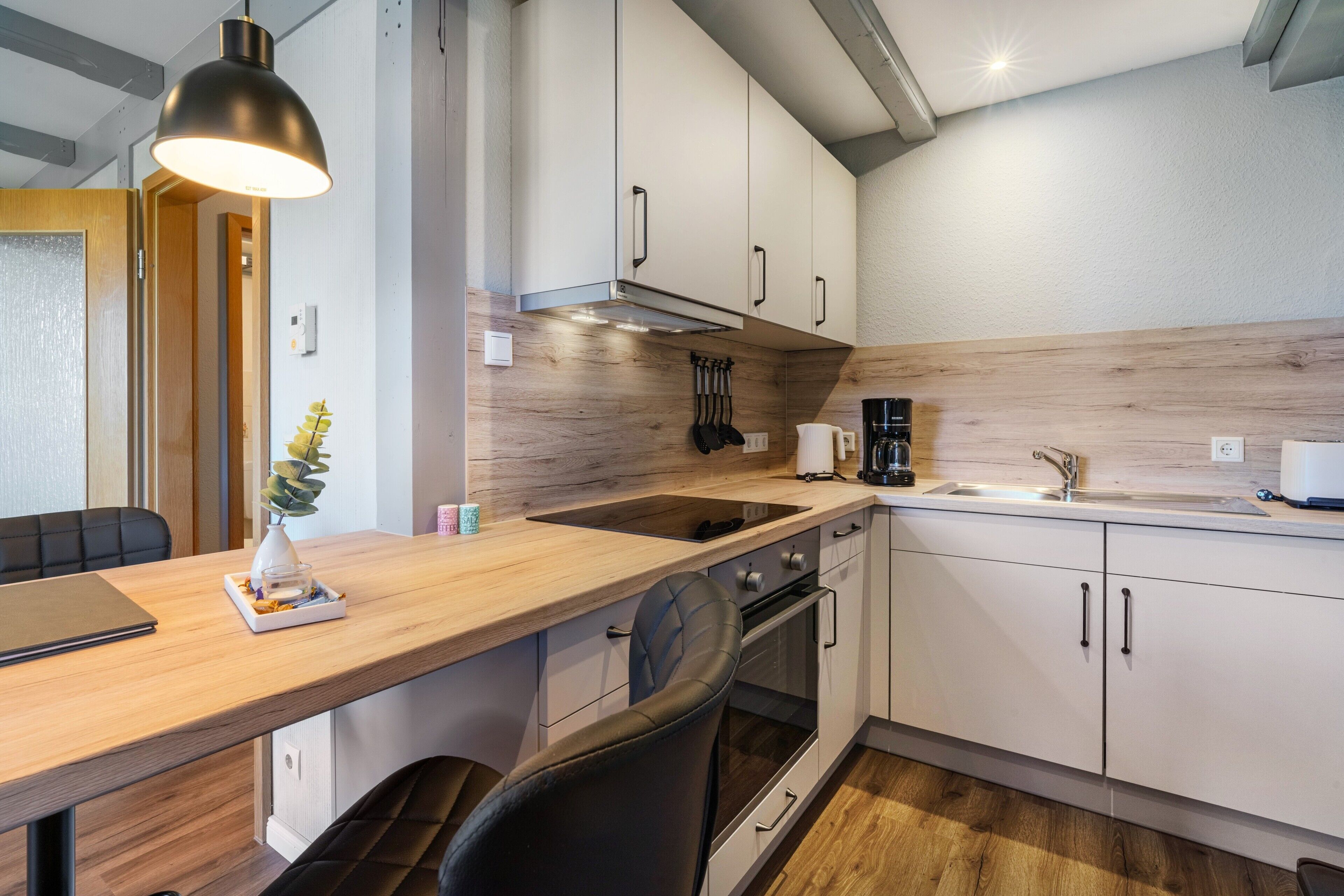 Kühlschrank, Ofen, Herdplatte, Wasserkocher mit Kaffee-/Teezubehör