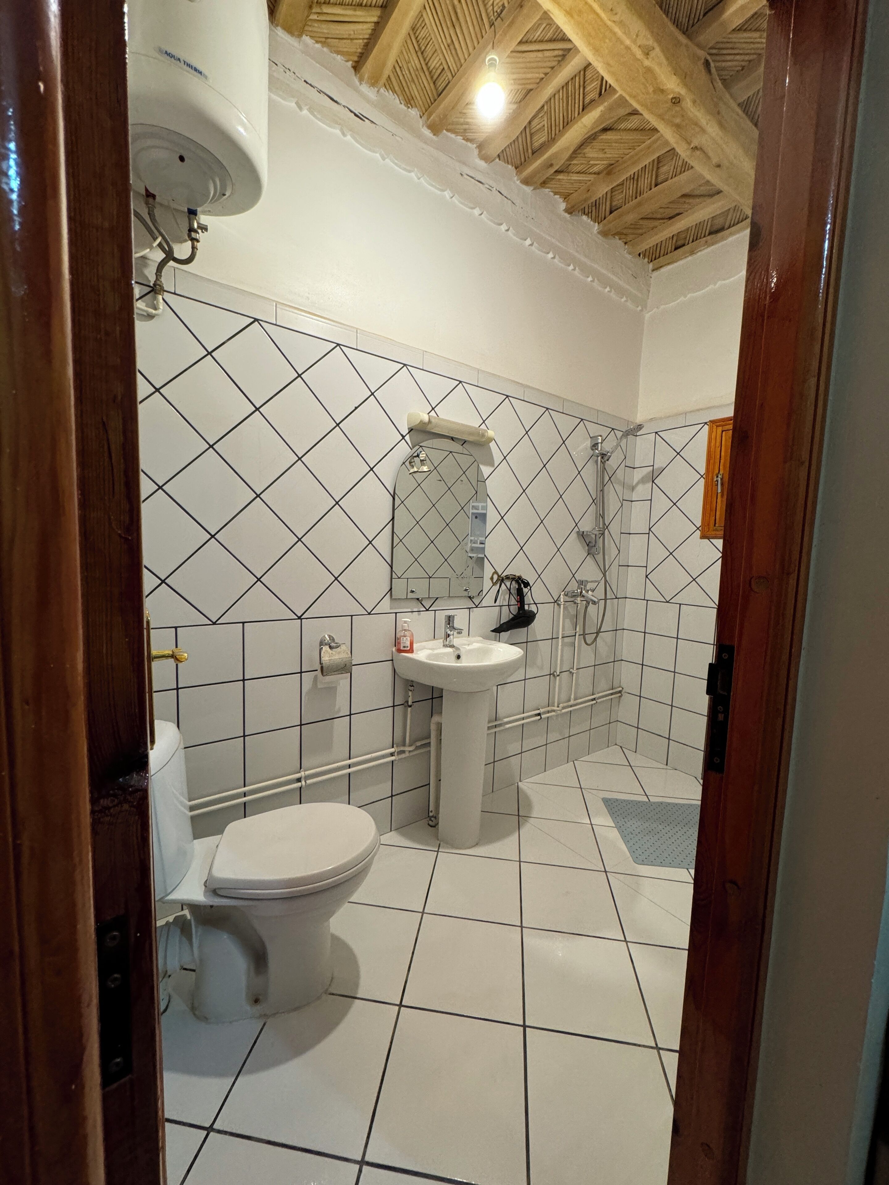Comfort-dobbeltværelse - udsigt til have | Badeværelse | Bruser, gratis toiletartikler, hårtørrer, håndklæder