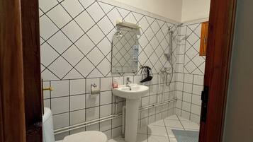 Comfort-dobbeltværelse - udsigt til have | Badeværelse | Bruser, gratis toiletartikler, hårtørrer, håndklæder