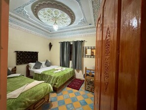 Phòng đôi tiện nghi đơn giản, quang cảnh vườn