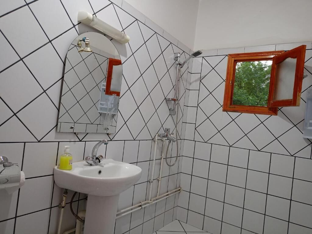 Dusj, toalettartikler (inkludert), hårføner og håndklær