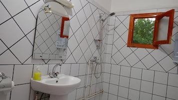 Dusj, toalettartikler (inkludert), hårføner og håndklær