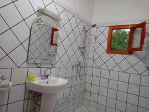 Buồng tắm vòi sen, đồ dùng nhà tắm miễn phí, máy sấy tóc, khăn tắm 