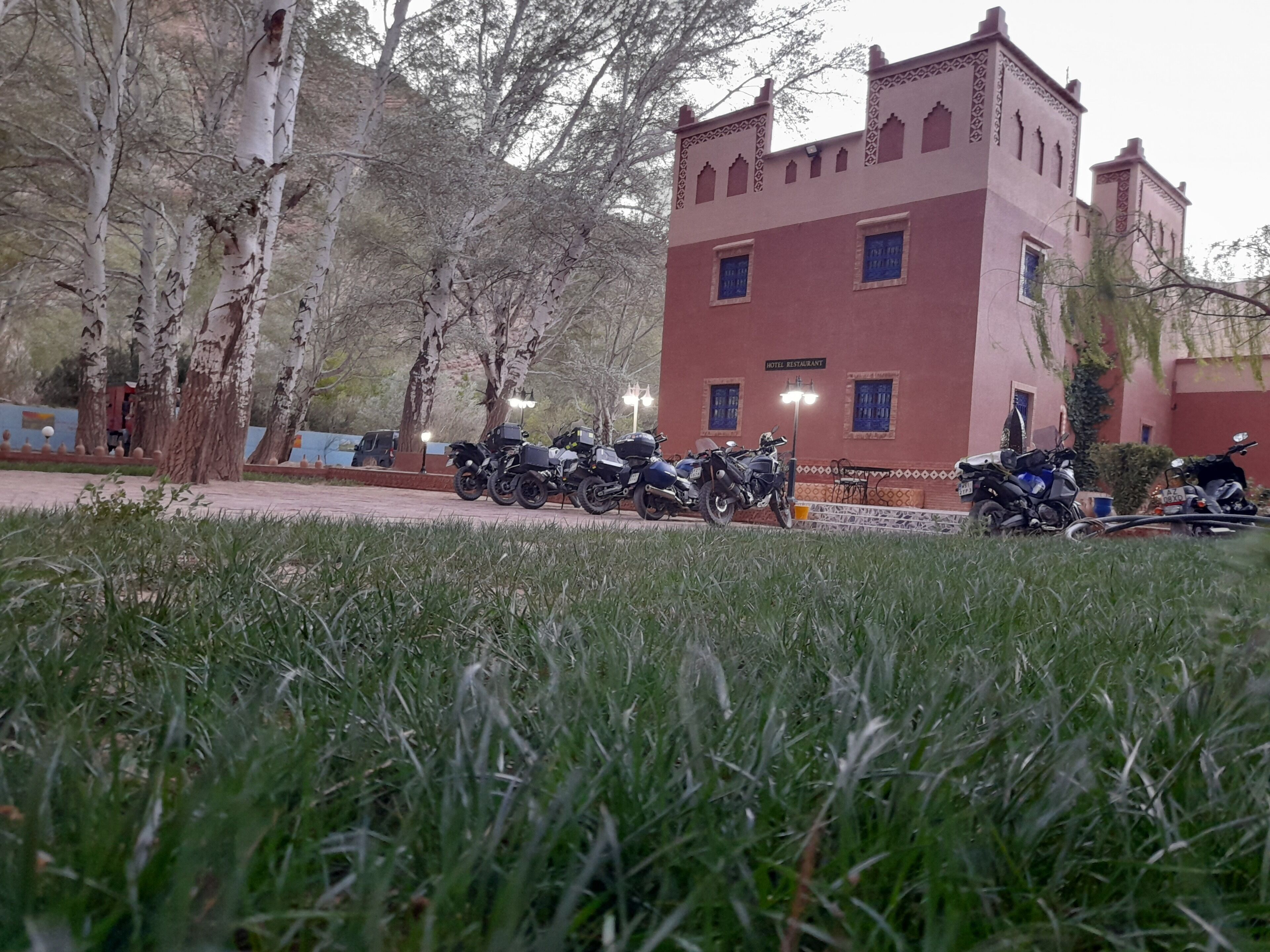 Un edificio con un letrero que dice 'HOTEL RESTAURANT' y una fila de motocicletas estacionadas.