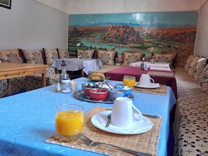 Tägliches inbegriffenes großes Frühstück