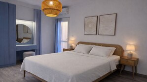 Een slaapkamer met een bed, bedlampen, een spiegel en twee decoratieve wandpanelen.