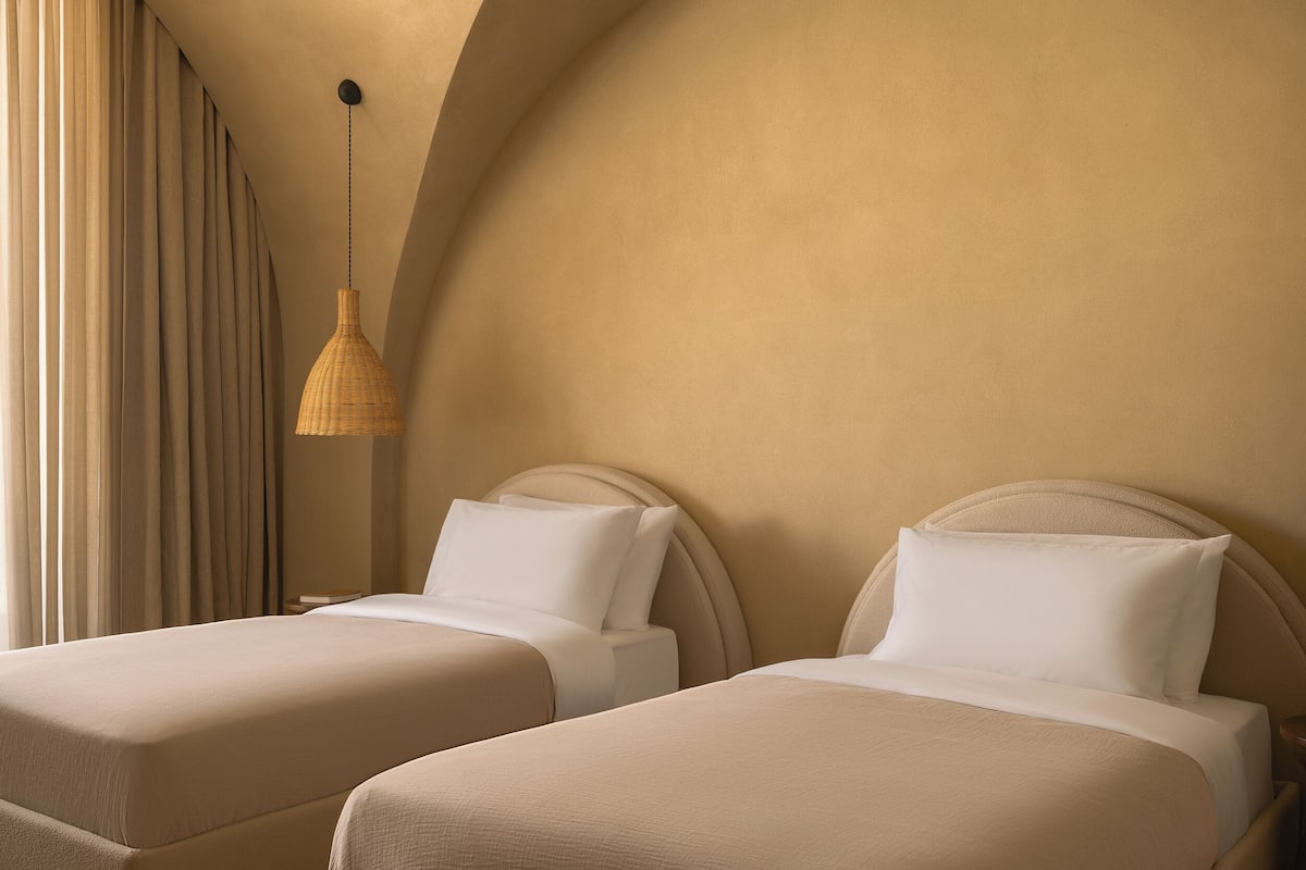 Chambre avec lits jumeaux | Coffre-fort, bureau, espace de travail pour ordinateurs portables