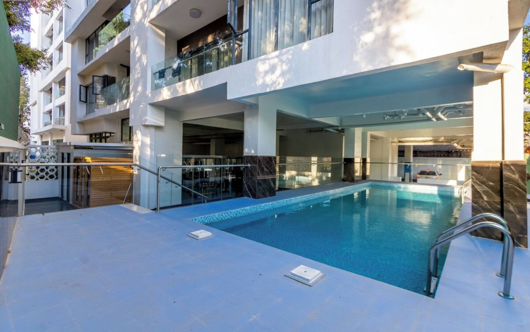 Una piscina al aire libre
