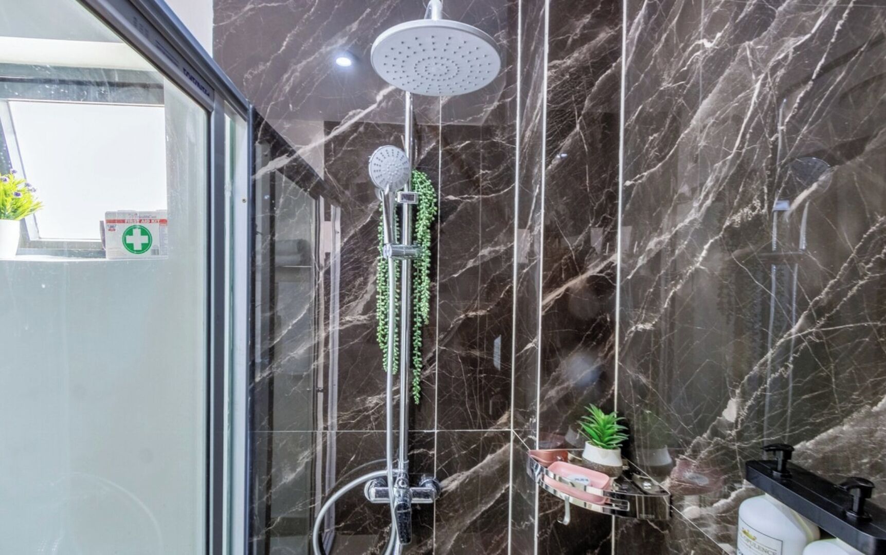 Apartamento Deluxe, balcón, vistas a la ciudad | Baño | Artículos de higiene personal gratuitos, toallas y jabón