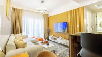 Deluxe-Apartment, Balkon, Stadtblick | Wohnbereich