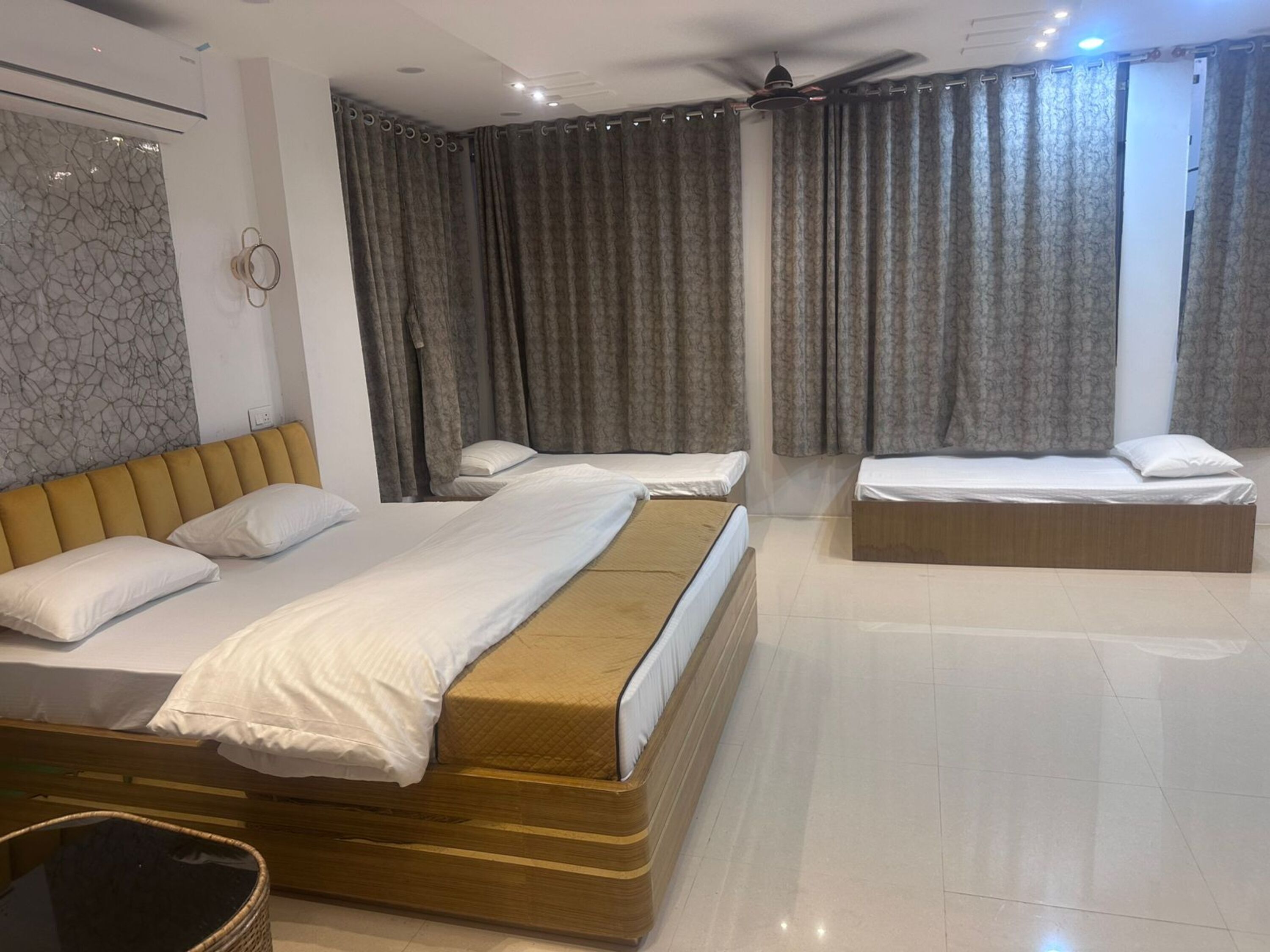 Family Room | Rollaway beds, bed sheets