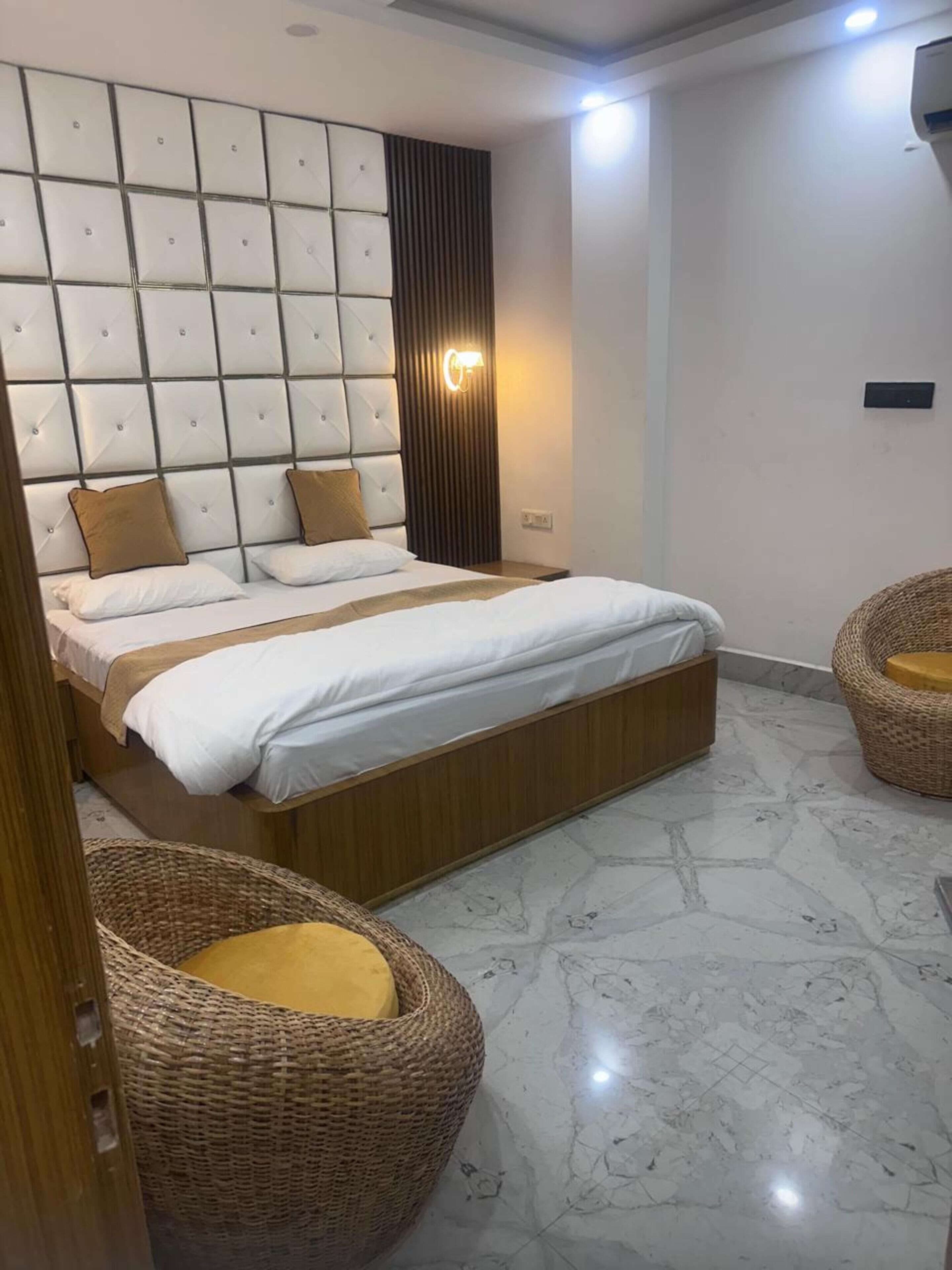 Deluxe Room | Rollaway beds, bed sheets