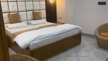 Deluxe Room | Rollaway beds, bed sheets