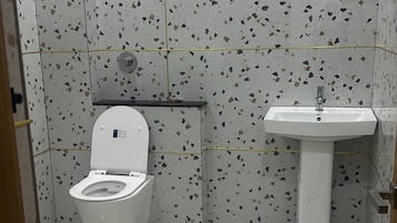 Deluxe Room | Bathroom | Shower, free toiletries, soap