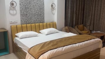 Deluxe Room | Rollaway beds, bed sheets