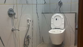 Deluxe Room | Bathroom | Shower, free toiletries, soap