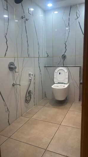 Deluxe Room | Bathroom | Shower, free toiletries, soap