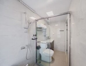 Family Suite, 3 Bedrooms, Balcony, City View | Bilik Mandi | Pancuran mandi, hulu semburan mandi hujan 