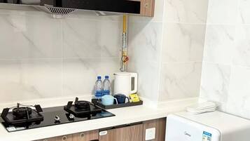 Condo superior, 1 cama Queen, vista para a cidade | Cozinha privada | Geladeira grande, micro-ondas (mediante solicitação), cooktop