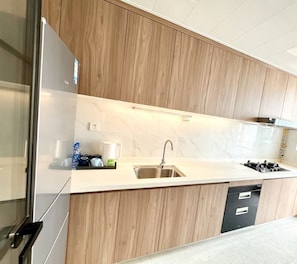 Phòng Suite dành cho gia đình, 3 phòng ngủ, ban công, quang cảnh thành phố | Bếp riêng | Tủ lạnh, lò vi sóng, bếp nấu, ấm điện 