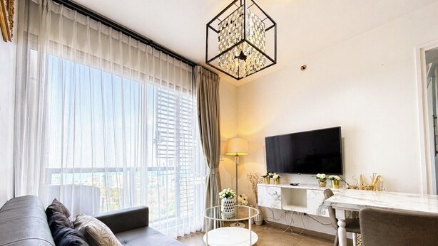 Een moderne woonkamer met een bank, een eettafel en een televisie.