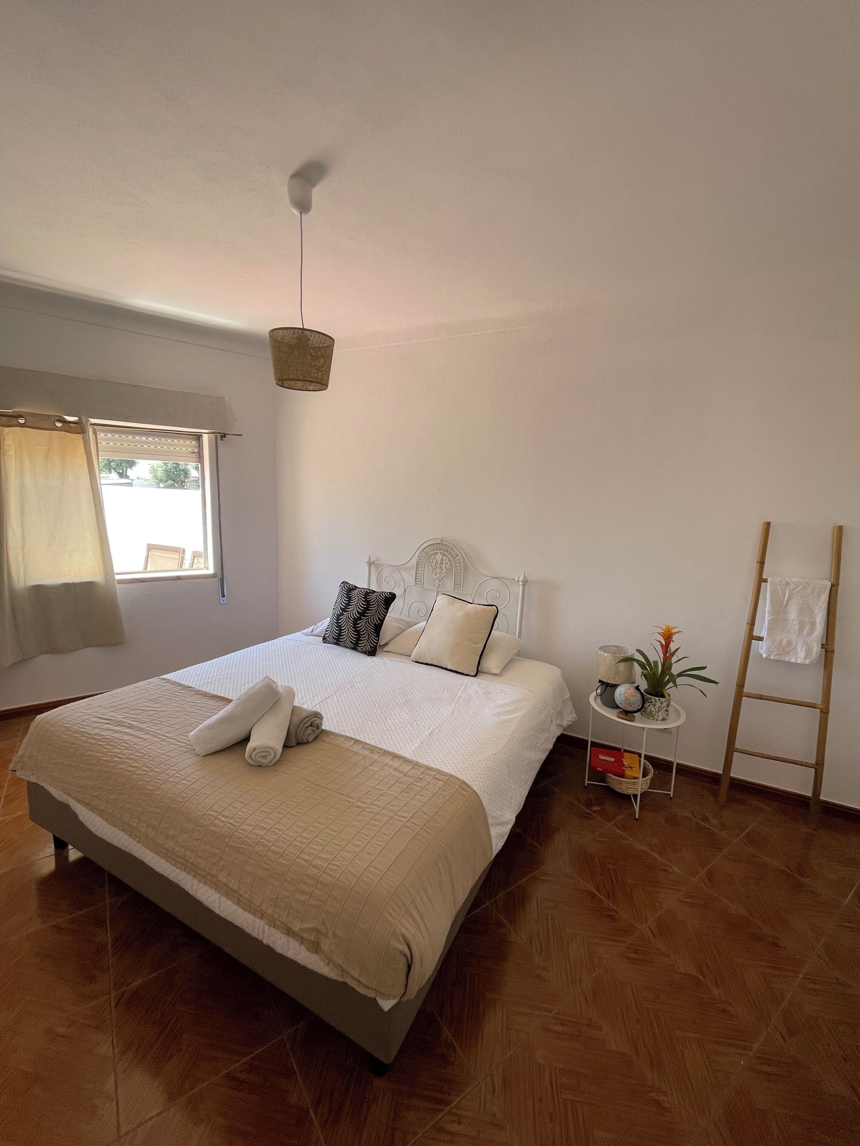 5 bedrooms, iron/ironing board, WiFi, bed sheets