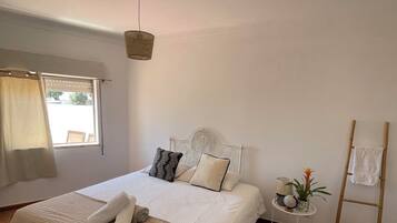 5 bedrooms, iron/ironing board, WiFi, bed sheets