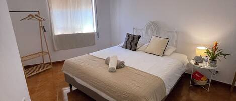 Iron/ironing board, WiFi, bed sheets