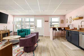 Eine moderne Wohnung mit Wohnzimmer, Küche und Essbereich.