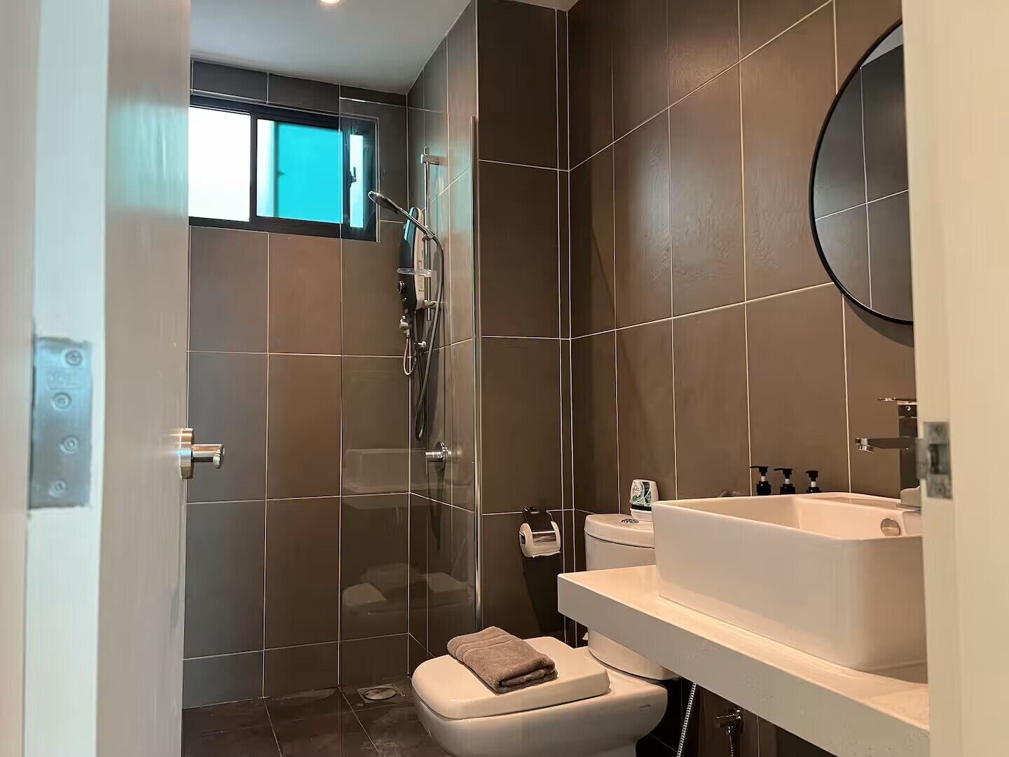 Apartamento, 3 quartos, vista para a cidade | Banheiro | Chuveiro, produtos de toalete grátis, secador de cabelo 