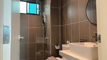 Apartamento, 3 quartos, vista para a cidade | Banheiro | Chuveiro, produtos de toalete grátis, secador de cabelo