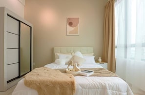 Un dormitorio moderno con una cama grande, una mesita de noche, una obra de arte en la pared y vistas al exterior.